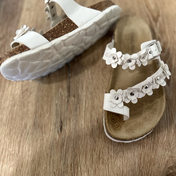 Stunning Kids Sandles Size 2 - Picture 2 of 5